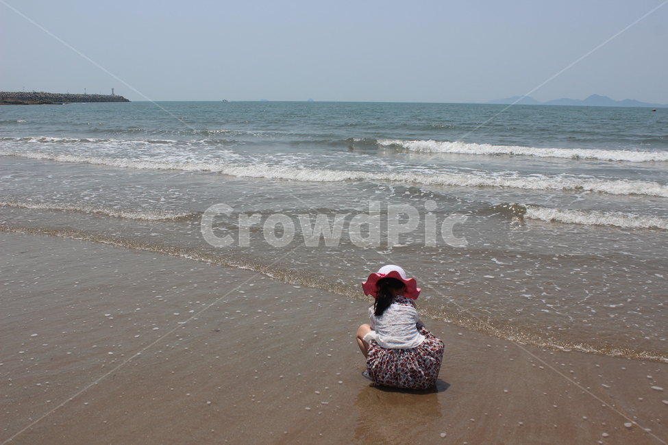 바다,하늘,웃는얼굴,모자,모래,모래사장,해수욕장,여자아이