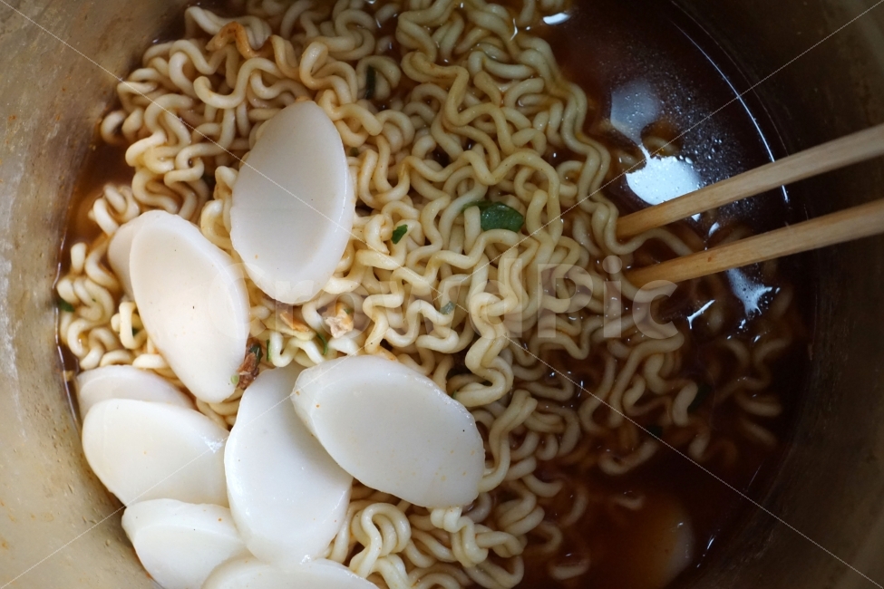라면,면발,꼬불꼬불,떡국,젓가락,냄비,요리,식사,국물,그릇,식기,생활용품,사물,물건,오브젝트,object,cook,레시피,recipe,noodle,식품,분식,맛있다,맛있는,간식,후식,주방용품,주방,부엌,food,식재료,식자재,vegetable,농작물,농산물,먹거리,먹을거리,먹을거,먹을것,음식,식재료,요리,food,cook,meal,dishes,food reserves,면류,면요리,noodles,한식,한국음식,한국요리,korean food,korean dishes,korean meal,korean cook