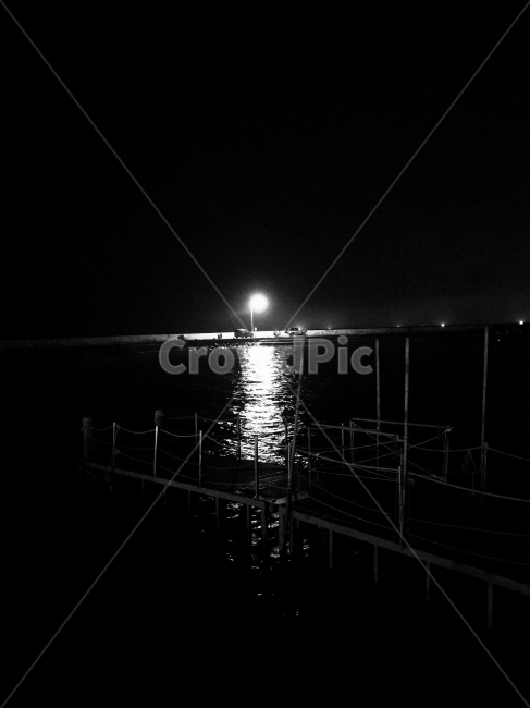 흑백,제주도,바다,불빛,심야,밤,자연,풍경,nature,landscape,야경,밤,nightscape,night,흑백,모노톤,monochrome,black and white,banister,난간,handrail,water,물