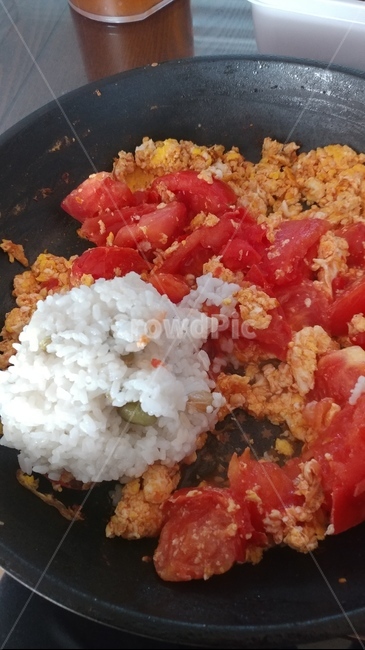 계란,토마토,볶음밥,찬밥,후라이,아침식사