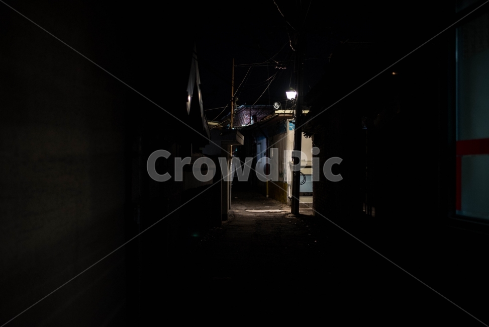 골목,골목길,밤길,밤골목,밤,어둠,가로등,차가움,쌀쌀함,길,도심,무서움,야경,밤,풍경,nightscape,night,landscape,도시,city,한국도시풍경,한국도시경관,korea cityscape,골목길,alley,road,도로,building,건물,시티,town,urban,어반,street,거리,corridor,복도