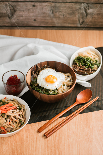 비빔밥,한국전통음식,계란후라이,계란프라이,도라지,고사리,시금치,건강한,웰빙푸드,한식,음식,식재료,요리,food,cook,meal,dishes,food reserves,한식,한국음식,한국요리,korean food,korean dishes,korean meal,korean cook