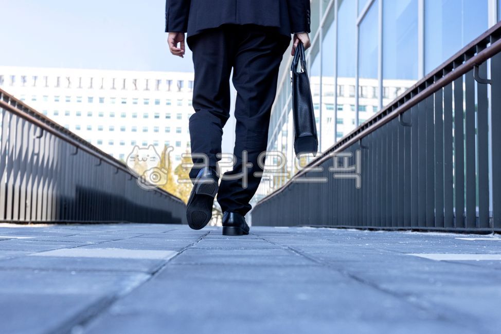 business,work,bag,back,korean,employee,footfall,business man,person,walking,50s,suit,man