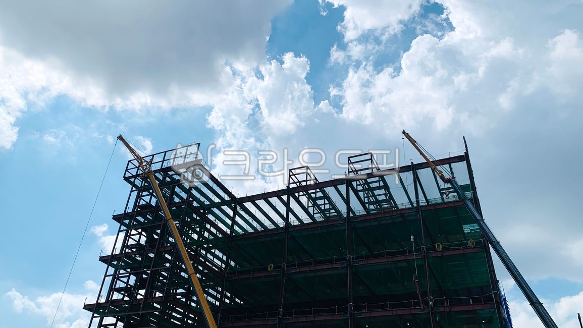 sky,cloud,building,construction,factory,crane,sun,sunshine,clear