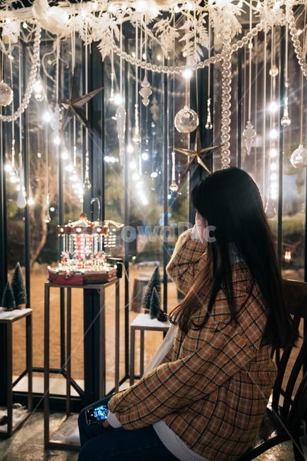 여동생,woman,sister,카페,모빌,회전목마,야경,밤,풍경,nightscape,night,landscape,사람,인물,인간,human,person,여성,여자,woman,female,lady,감성,sensible,feeling,고독함,외로움,쓸쓸함,우울함,슬픔,lonely,solitary