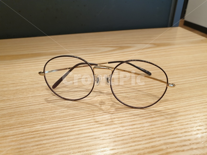 안경,책상위의안경,책상,동글이안경,glasses