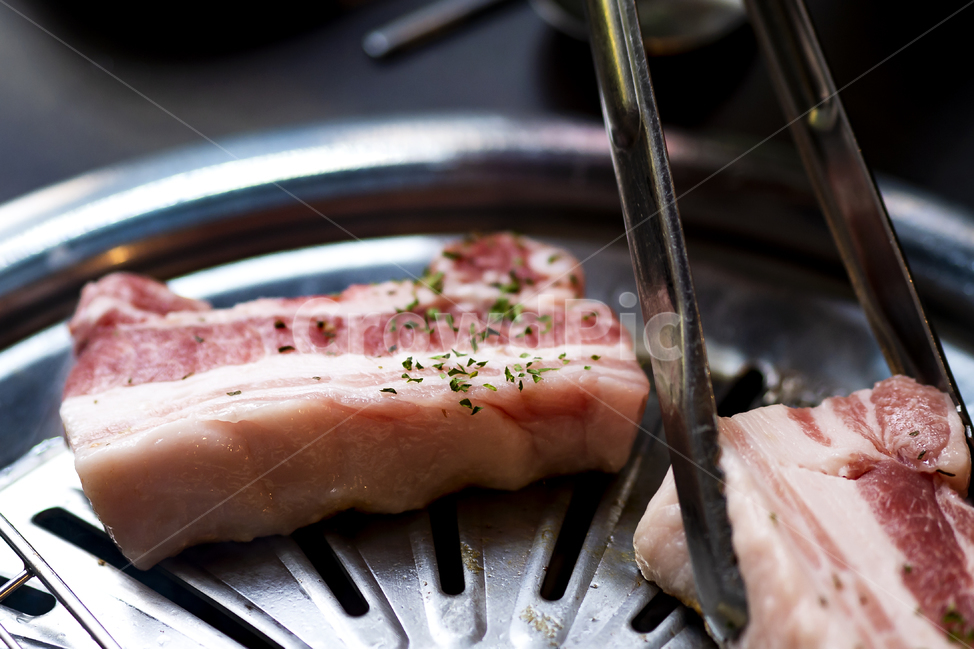 삼겹살,파슬리,고깃집,불판,구워먹는,마늘,한국,음식,부드러운,맛있는,마블링,돼지고기,음식,식재료,요리,food,cook,meal,dishes,food reserves,육류,고기,meat,한식,한국음식,한국요리,korean food,korean dishes,korean meal,korean cook
