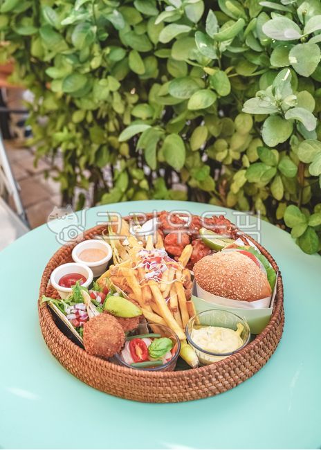 피크닉,피크닉세트,햄버거,버거,감자튀김,소스,피클,meal,식사,food,음식,브런치,brunch,맛있는,먹음직스러운,피크닉용품,햄버거세트,버거세트,패스트푸드,burger,hamburger