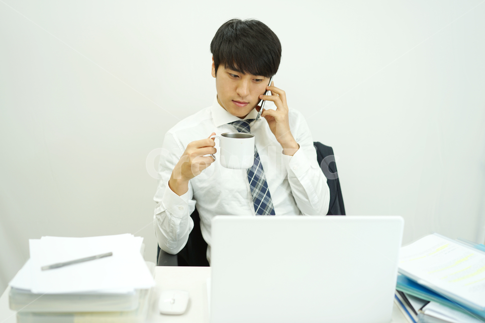 비즈니스,사업가,직장인,회사원,업무,사무실,책상,노트북,남자,남성,통화,전화,사람,인물,인간,human,person,남성,남자,man,male,산업,industry,industrial,비즈니스,사업,business,service,work