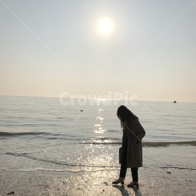 바닷가,옆모습,여자,경치,바다,파도,구두,트렌치코트,사람,해변,바다,beach,sea,사람,인물,인간,human,person,여성,여자,woman,female,lady