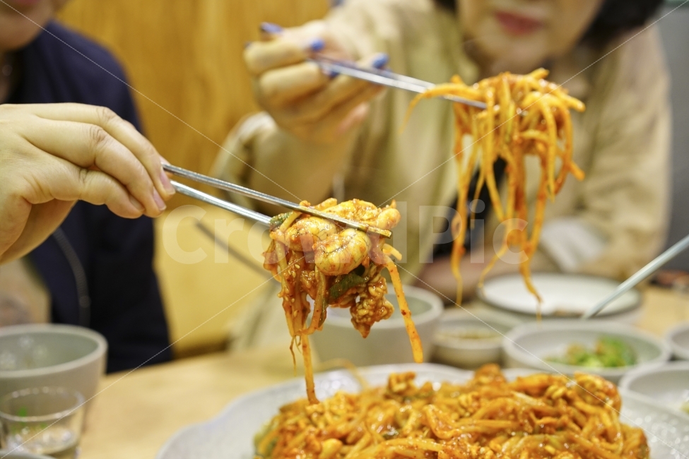 동태,찜,해물찜,알,나물,먹방,요리,젓가락질,젓가락,외식,식사,푸드,매콤,술자리,사람,인물,인간,human,person,신체일부,몸,body,음식,식재료,요리,food,cook,meal,dishes,food reserves,수산물,해산물,fishery products,seafood,한식,한국음식,한국요리,korean food,korean dishes,korean meal,korean cook
