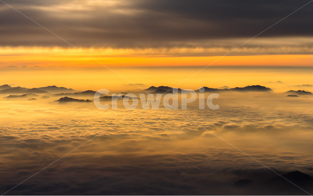 산,구름,노을,일몰,하늘,sunset,mountain,clouds,자연,자연,풍경,nature,landscape,outdoors,옥외,sky,dawn,새벽,red sky,붉은 하늘,dusk,황혼