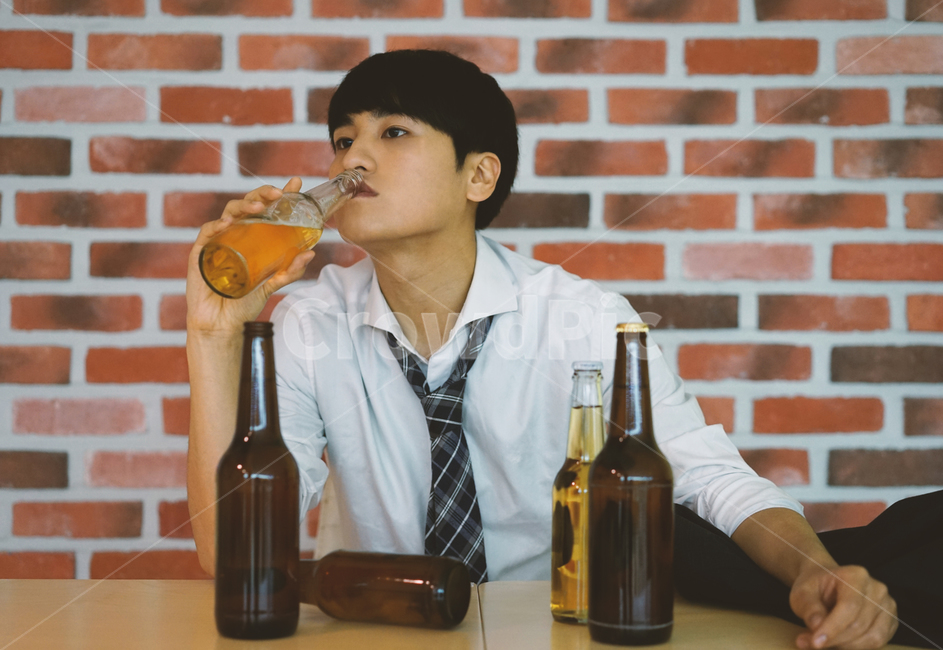 남성,남자,펍,맥주,비어,beer,술,음주,과음,맥주병,병맥주,알코올,사람,인물,인간,human,person,남성,남자,man,male,술,주류,alcohol,산업,industry,industrial,비즈니스,사업,business,service,work