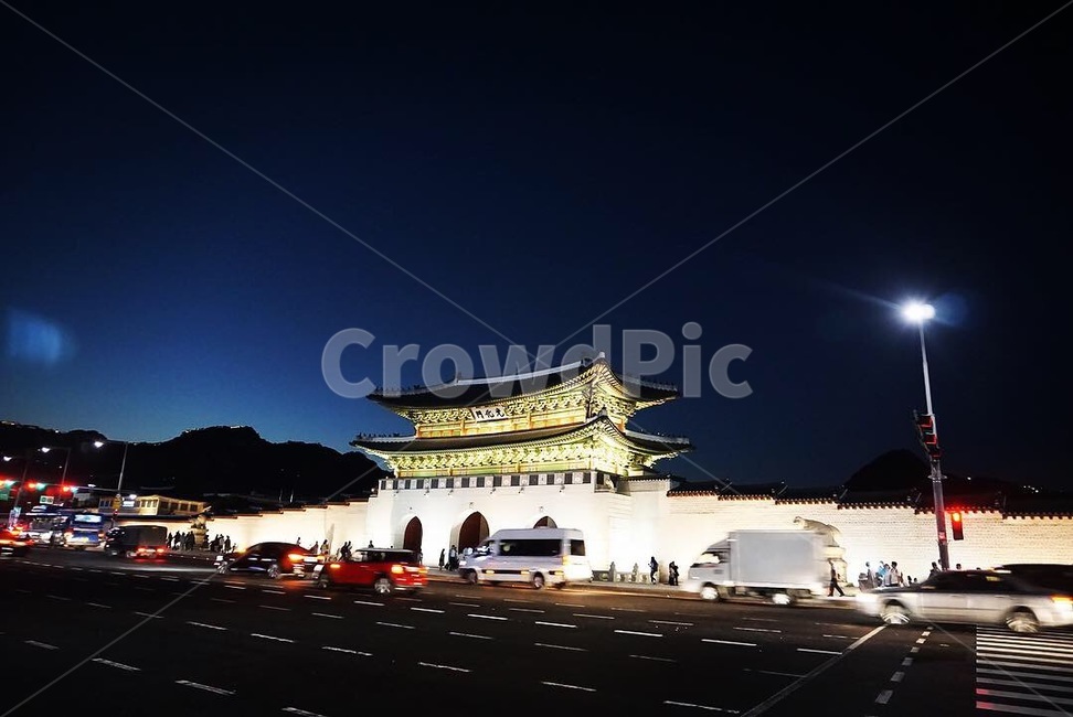 경복궁,서울,밤하늘,신호등,길거리,야경,밤,풍경,nightscape,night,landscape,한국전통,한국문화,korean traditional,korean culture,랜드마크,landmark,tourist attraction,한국랜드마크,한국관광지,한국명소,korea landmark,korea tourist attraction,architecture,건축물,building,건물,worship,예배,shrine,신사