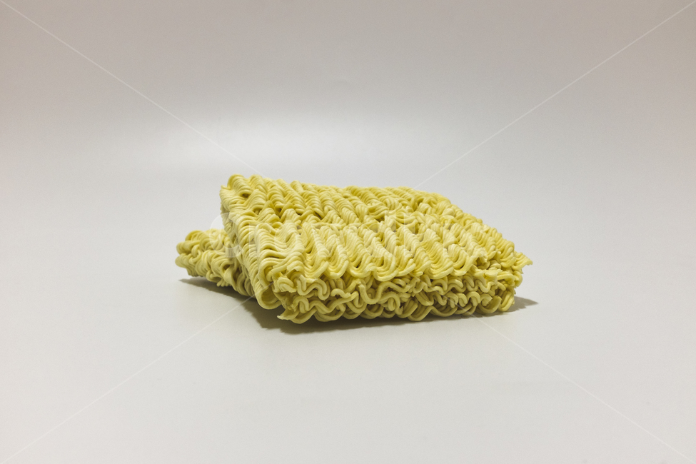 조리되지않은,라면,생라면,면,맛있는,마른,날것,저녁,점심,아침,정크푸드,푸드,가공식품,인스턴트,빠른,아시아,밀가루,간편식품,음식,요리,라멘,옥수수,탄수화물,하얀배경,음식,식재료,요리,food,cook,meal,dishes,food reserves,면류,면요리,noodles