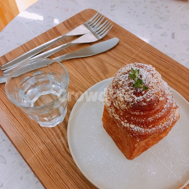 빵,fork,포크,cutlery,주방용칼,bread,빵,bread,디저트,간식,후식,dessert,snack
