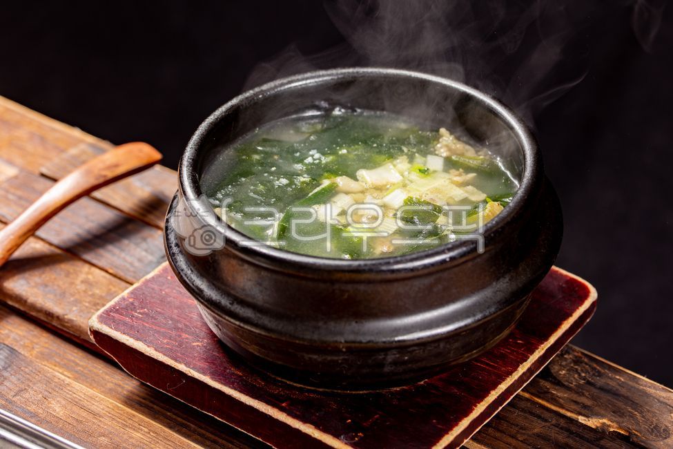 소고기미역국,미역국,한식국물,전통국물,한국음식,대표국물,한국전통음식,생일국,건강국,가정식국,국물요리,따뜻한국,한국가정식,전통한식,인기국물,맛있는국,한국맛집,한국국물,고기국,전통국,beefseaweedsoup,miyeokguk,koreanbirthdaysoup,seaweedbeefsoup,koreanfood,わかめスープ,韓国料理,韓国スープ,誕生日スープ,牛肉スープ,牛肉海带汤,海带汤,韩国汤,韩国传统汤,韩国美食