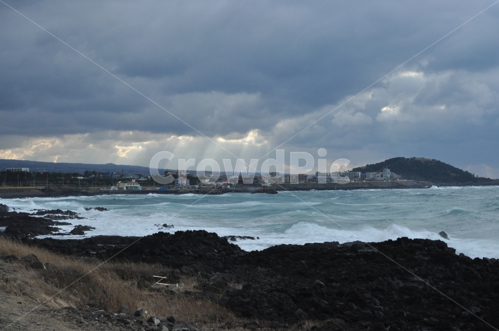 	바다,하늘,구름,파란바다,풍경,시원,sea,sky,cloud,landscape,summer,bluesky,cool,coolweather,겨울바다,빛내림,sunshine,파도,강풍,바위,바다바위,자연,풍경,nature,landscape,한국자연풍경,한국자연경관,korea nature landscape,제주도,jeju,jeju island,promontory,곶,outdoors,옥외,ocean,대양,water,물,바다