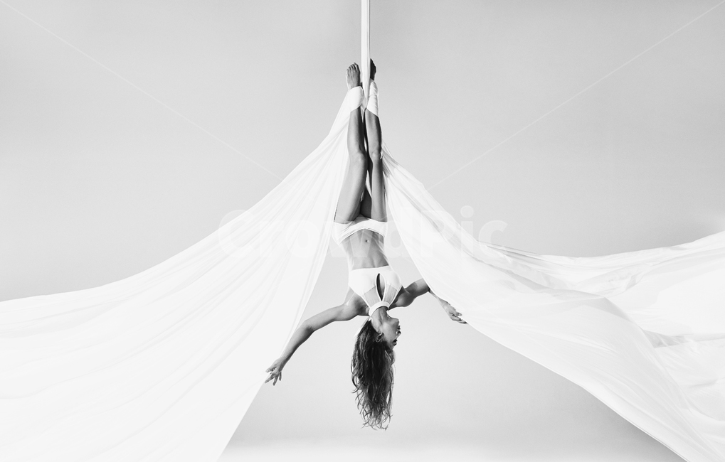 플라잉요가,에어리얼실크,요가,에어리얼요가,운동,스포츠,익스트림스포츠,바디프로필,서커스,곡예,사람,인물,인간,여성,여자,건강,헬스,운동복,요가복,폴웨어,유연성,근력운동,aerialsilk,aerialsilks,circus,아크로바틱,acrobat,acrobatic,human,person,female,healthcare,sports,extremesports,bodyprofile,사람,인물,인간,human,person,여성,여자,woman,female,lady,흑백,모노톤,monochrome,black and white