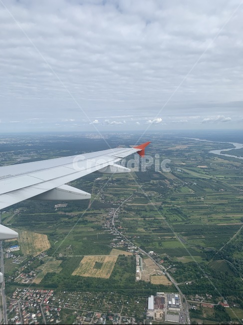 이륙,창가,날개,화창,하늘,활주로,outdoors,nature,자연,landscape,경치,scenery,조감도,transportation,airport,교통,공항,폴란드,바르샤바,비행기,airplane,항공기,aircraft,차량,풍경,aerialview,vehicle