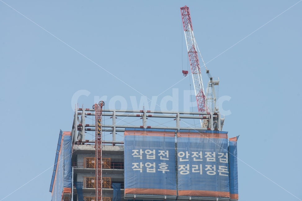 건물,건설,건축,고층건물,고층,안전수칙,안전,안전현수막,현수막,안전제일,작업전,작업후,안전점검,정리정돈,공사현장,공사,크레인,기중기,옥상,높은,무서운,신기한,건축현장,건설현장,작업,규칙,규정,습관,경고,주의,집중,방심금물,방심,윗층,꼭대기,튼튼한,안전한,안정감,구조물,철근,철근구조물,풍경,건축풍경,건설풍경,위험부담,위험,고소공포증,안전지시,표지판,안전표지판,관리감독,관리,감독,현장감독,노가다,일용직,공사장,조심,조심스러운,산업,industry,industrial,건설업,건축업,construction industry