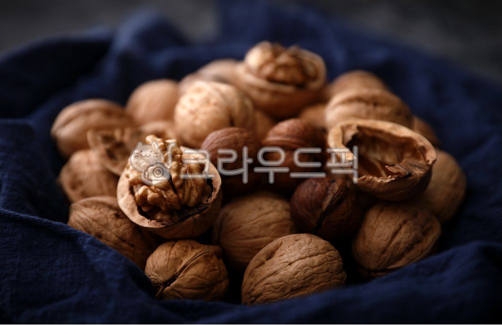 호두,월넛,껍질,쉘,껍데기,갈색,견과류,다이어트,건강,영양,지방,오래된,낡은,파란,푸른,천,헝겊,천조각,린넨,마,식품,창가느낌,햇살,한쪽,명암,콘트라스트,채식주의자,상단뷰,상단,탑뷰,신선한,그룹,유기농,단백질,확대,매크로,클로즈업,식재료,walnut,food,nut,vegetable