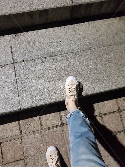 발,다리,신발,청바지,산책,계단,저녁산책,밤,도로,회색