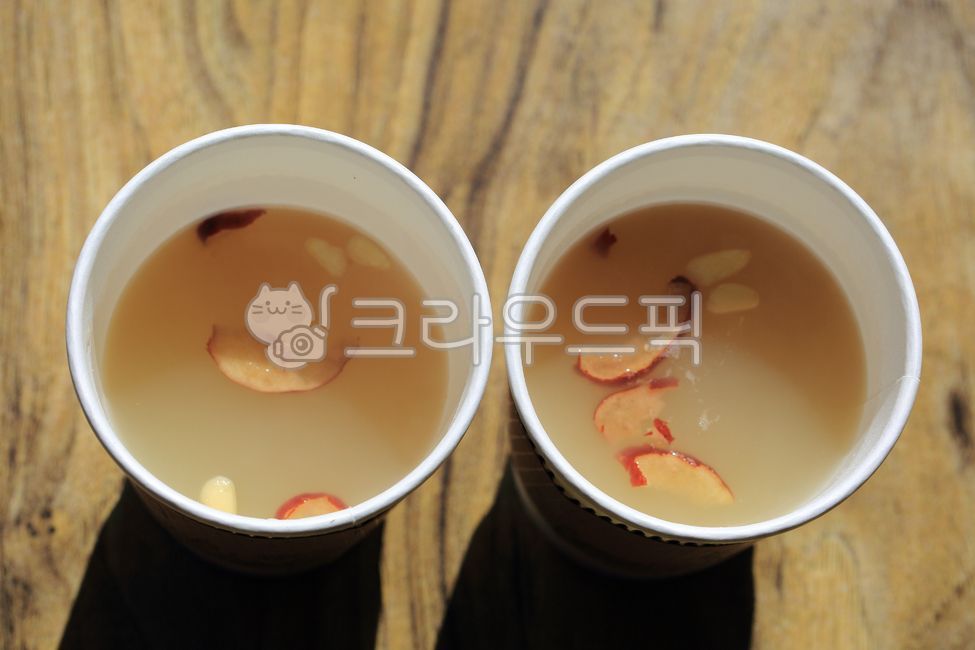 테이크아웃,따뜻한,생강차,대추,잣,음료,차,두잔,종이컵,tea,일회용,뜨거운,컵,전통차,오브젝트,배경,cup,drink,food,음식,생강,object