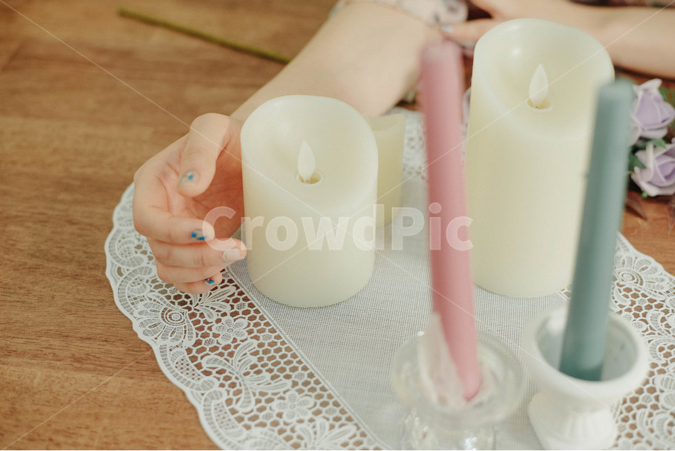 양초,촛대,실내,relaxation,손목,팔,테이블,우드,wood,table,candlestick,candle,휴식,healing,white,색감,pastelpink,mint,손톱,네일아트,네일,감성,sensible,feeling