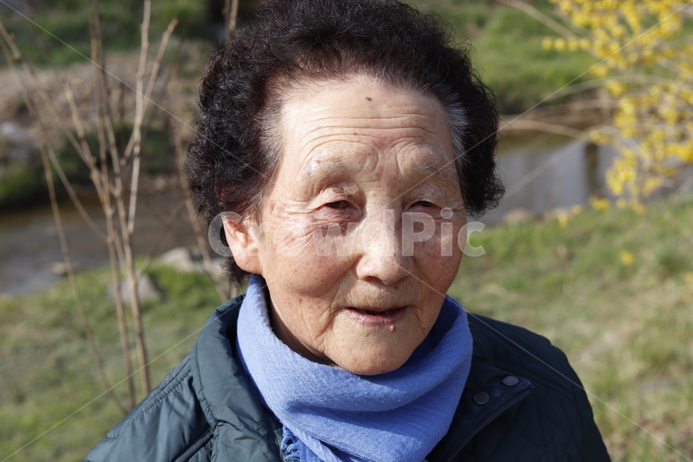 할머니,grandmother,인천대공원,smile,노인,여성,웃는얼굴,사람,사람,인물,인간,human,person,여성,여자,woman,female,lady,노인,어르신,old man, senior citizen