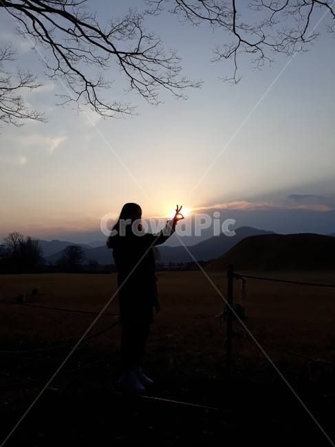 nature,자연,person,사람,human,인간,light,빛,flare,플레어,outdoors,옥외,경주,gyeongju,왕릉,고분,여행,trip,노을,king,dynasty,왕조,통치자,hand,손