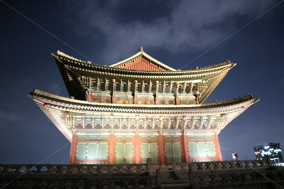 경복궁,경복궁야간개장,광화문,문화재,궁궐,랜드마크,한국의랜드마크,대한민국역사박물관,한국문화,한국전통,역사,궁,서울,서울밤,야경,서울야경,기와,건축,건축물,건물,한국적,한국역사,조명,전통,전통적인,전통무늬,처마,왕,왕비,왕족,근현대사,문화,명성황후,고종,근정전,어도,조정,을미사변,웅장한,궁녀,koreantraditional,korean,seoul,nightview,night,gyeongbokgung,palace,culturalheritage,landmark,gwanghwamun,tradition