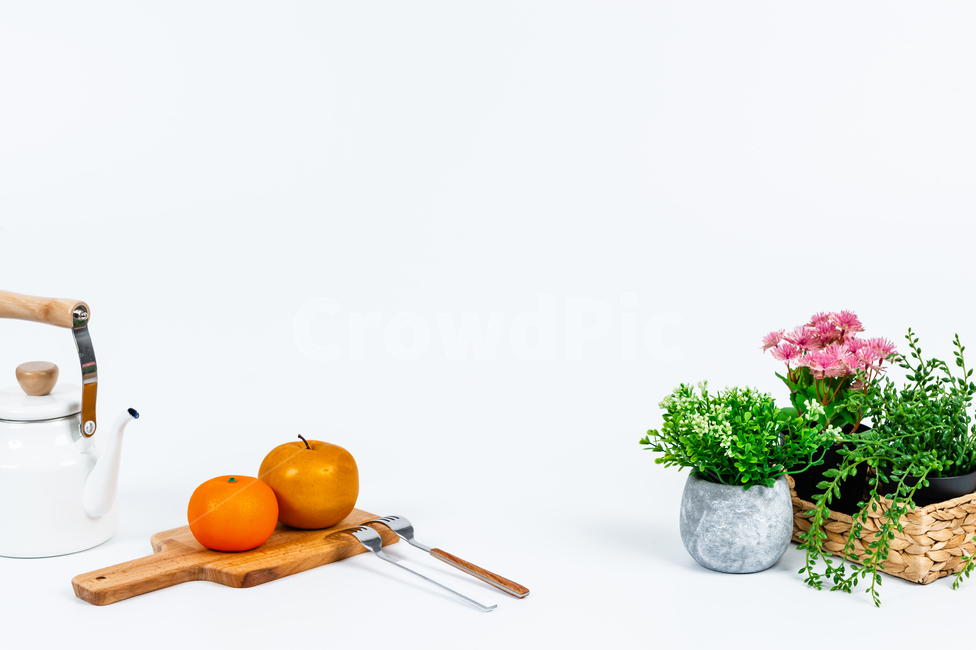 꽃,주방용품,인테리어,장식,소품,실내,화초,식물,꽃병,화분,바구니,손잡이,녹색,회색,배경,공간,카피스페이스,깨끗한,꽃잎,잎사귀,과일,오렌지,귤,배,비타민,노란색,다이어트,건강,달콤한,과즙,신선한,도마,포크,반사,분홍색,흰색,넝쿨,금속,물,나무,목재,주전자,식물,자연,plants,nature,꽃,flower,실내용화초,화분,화초,house plant,과일,열매,fruit,사물,물건,오브젝트,thing,object,matter,연출,컨셉,콘셉,direction,concept