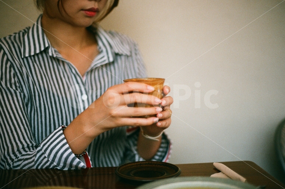 인물사진,커피,카페,손,여자,사람,감성사진,대화,잔,머그,찻잔,테이블,공간,필름사진,personal,coffee,cafe,hand,she,human,sensitive,mug,table,film,space,사람,인물,인간,human,person,여성,여자,woman,female,lady,커피,카페,coffee,cafe
