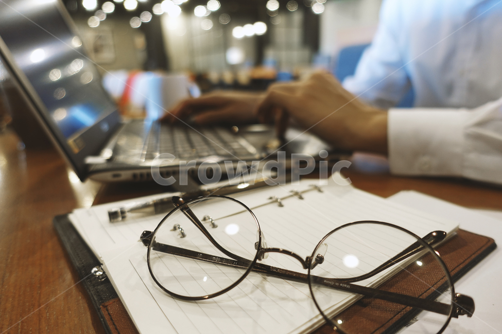 안경,업무,과제,오피스,노트북,비즈니스맨,businessman,eyeglasses,노트,타이핑,note,typing,notebook,비즈니스,사업,business,service,work