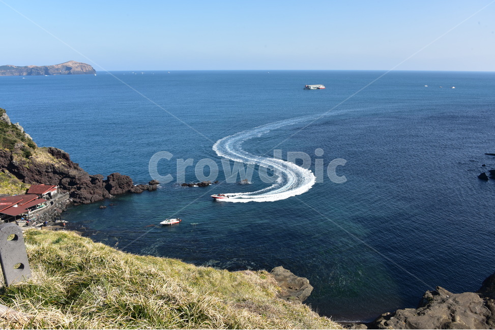 제주도,성산일출봉,성산항,해녀,세계자연유산,해녀교육,쾌속정,우도가는곳,화산,용암,자연,풍경,nature,landscape,한국자연풍경,한국자연경관,korea nature landscape,제주도,jeju,jeju island,promontory,곶,scenery,outdoors,옥외,경치,water,물,ocean,대양,sea,바다