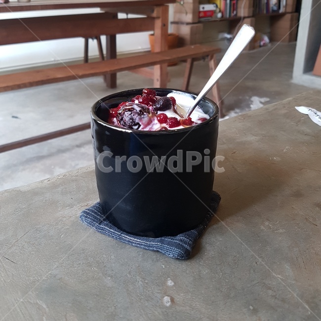 카페,커피,coffee,cafe,cup,컵,탁자,테이블,table,spoon,차가움,ice,과일,fruit,석류,그림자,shadow,여름,summer,time,여행,낮,day,daytime,도자기,받침,음식,식재료,요리,food,cook,meal,dishes,food reserves,디저트,간식,후식,dessert,snack