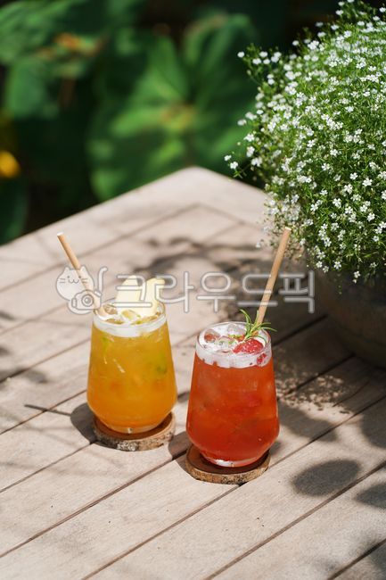 딸기주스,딸기에이드,딸기음료,딸기,사과주스,사과음료,주스,음료,카페,테이블,꽃,strawberryade,flower,cafe,strawberryjuice,applejuice,drink