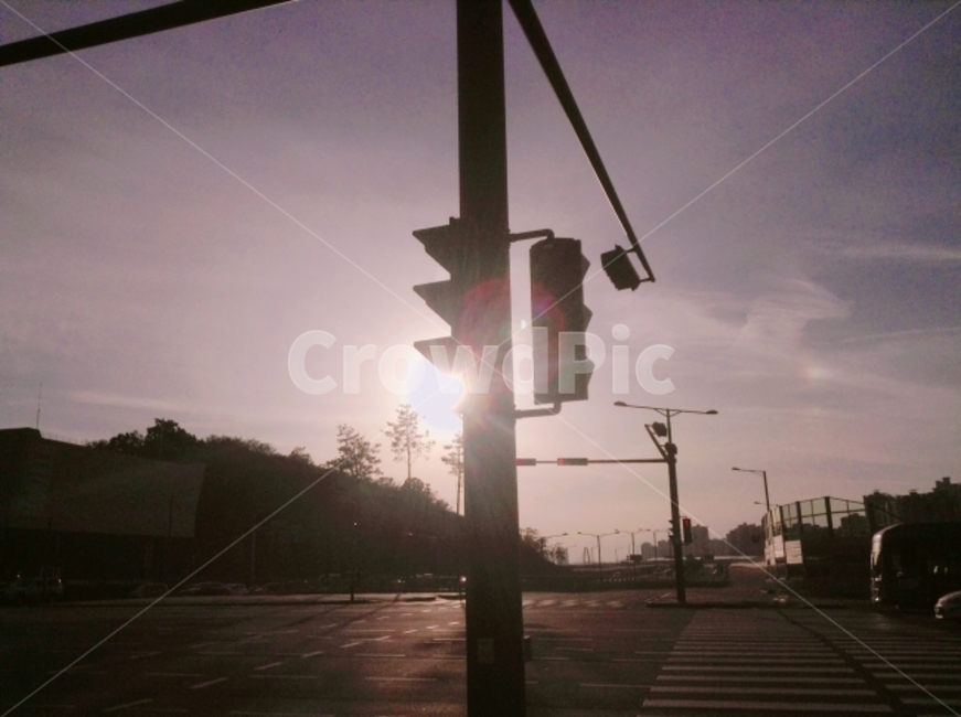 하늘,풍경,노을,횡단보도,신호등,신호,기다림,sky,waiting,교통,교통수단,traffic,transportation,asphalt,아스팔트,light,빛,flare,플레어,traffic light