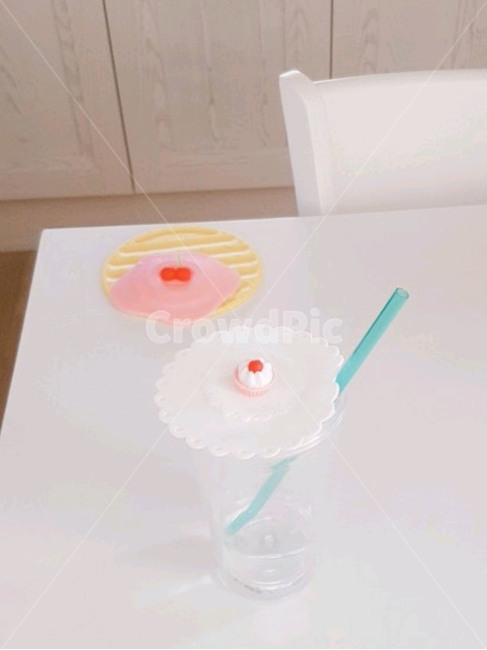 컵,식탁위,빨대,물담긴컵,실리콘컵뚜껑,사물,물건,오브젝트,thing,object,matter