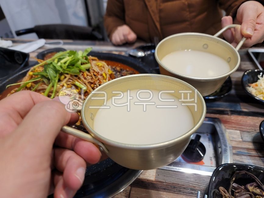 alcohol,Korean alcohol,Takju,Makgeolli glass,Makgeolli,Steamed seafood,Cheers