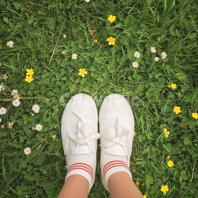 신발,운동화,들판,들꽃,소녀,grass,flower,girl,shoes,양말,사람,인물,인간,human,person,신체일부,몸,body
