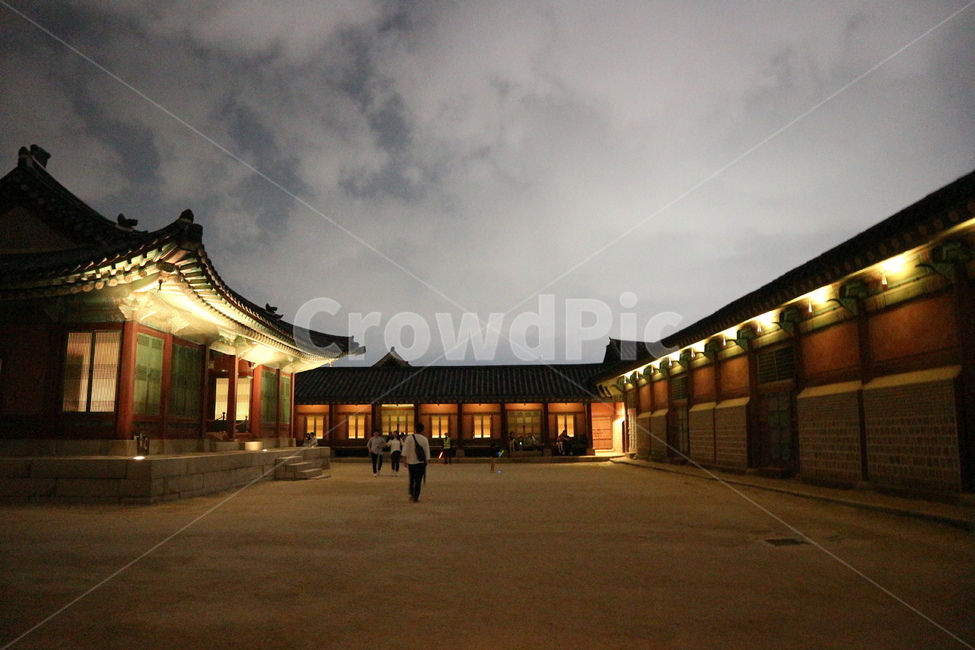경복궁,경복궁야간개장,광화문,문화재,궁궐,랜드마크,한국의랜드마크,대한민국역사박물관,한국문화,한국전통,역사,궁,서울,서울밤,야경,서울야경,기와,건축,건축물,건물,한국적,한국역사,조명,전통,전통적인,전통무늬,처마,왕,왕비,왕족,근현대사,문화,명성황후,고종,근정전,어도,조정,을미사변,웅장한,궁녀,koreantraditional,korean,seoul,nightview,night,gyeongbokgung,palace,culturalheritage,landmark,gwanghwamun,tradition
