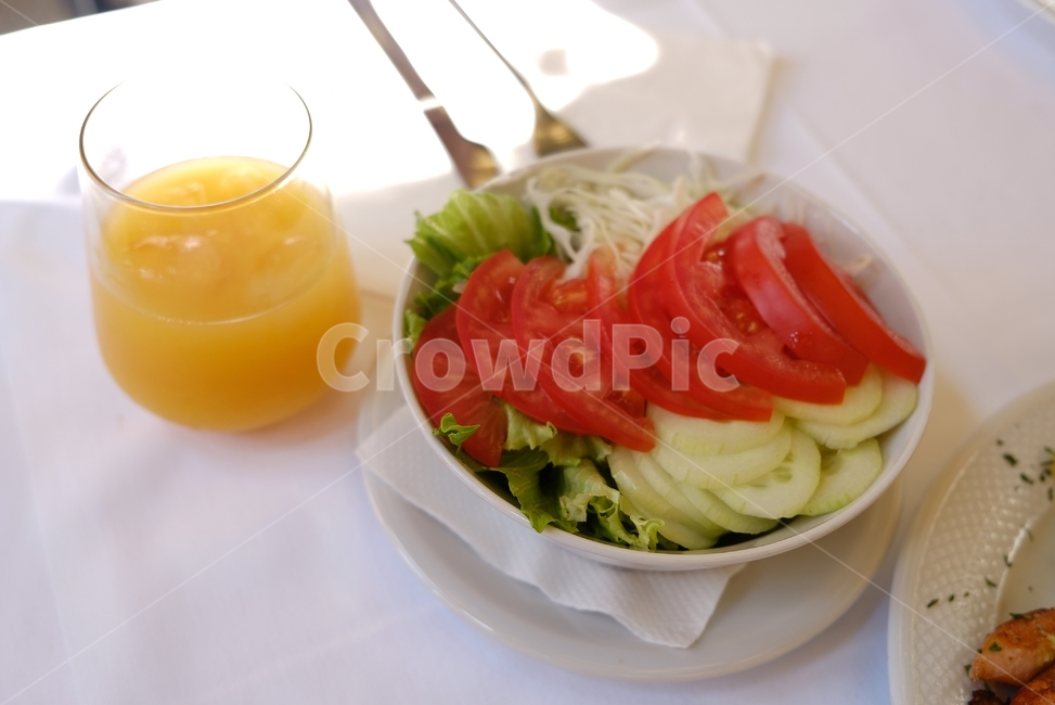 샐러드,토마토,오이,주스,오렌지주스,salad,tomato,cucumber,juice