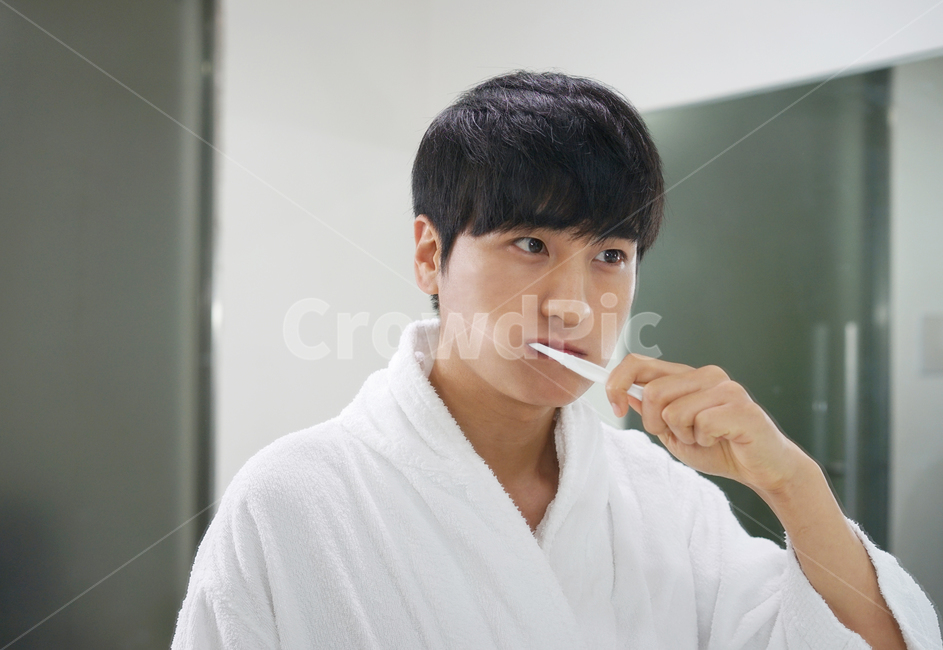 남성,남자,양치,양치질,칫솔,샤워가운,욕실,화장실,위생,청결,사람,인물,인간,human,person,남성,남자,man,male
