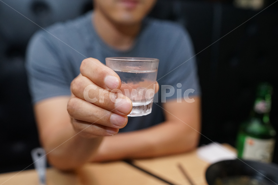 소주,소주한잔,술,술잔,술자리,건배,손,유리,알콜,액체,사람,인물,인간,human,person,신체일부,몸,body,술,주류,alcohol
