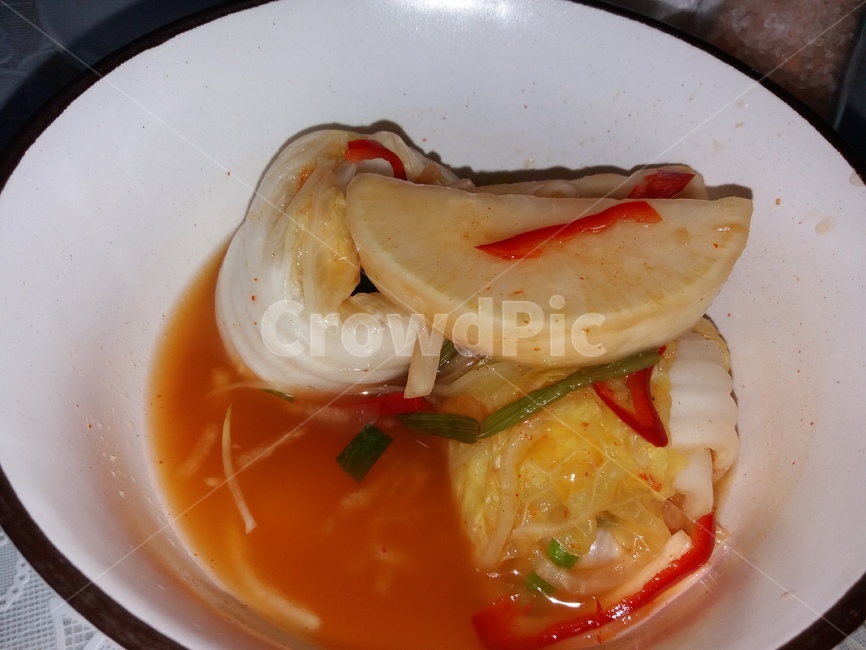 물김치,배추,무우,접시,음식,김치,빨강색,고추,bowl,food,사발,식품,meal,식사,dish,요리,음식,식재료,요리,food,cook,meal,dishes,food reserves,한식,한국음식,한국요리,korean food,korean dishes,korean meal,korean cook