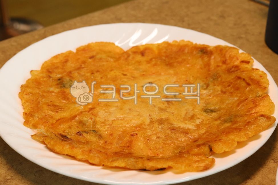 김치전,부침개,전요리,한식,집밥요리,간단요리,전통음식,한국음식,안주요리,노릇노릇한전,kimchipancake,pancake,koreanfood,snack,spicy,sidedish,traditionalfood,crispy,homemade,meal