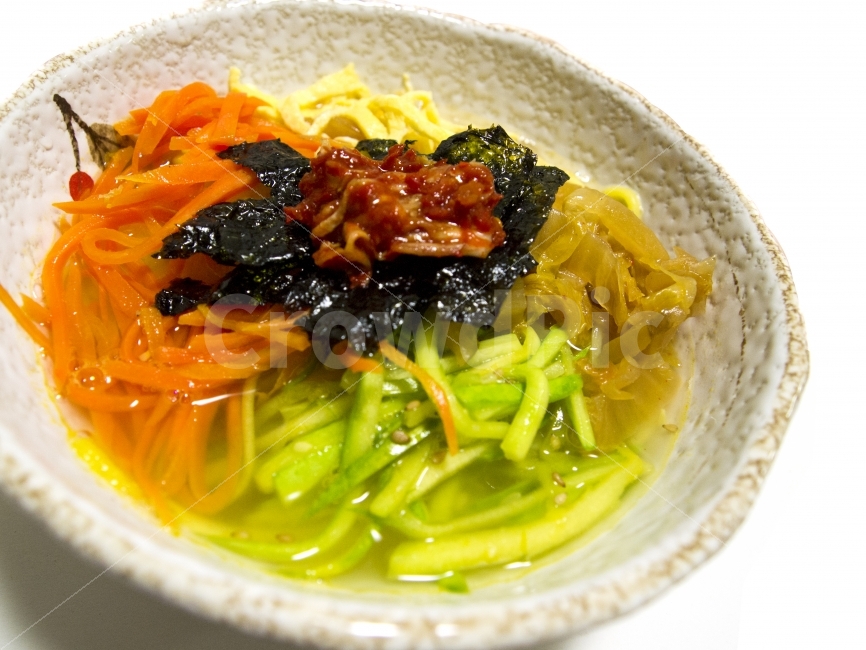 국수,비빔밥,형형색색,음식,전통음식,그릇,접시,명절,가족,밥,밥상,식탁,건강,김치,당근,누끼,배경,음식,식재료,요리,food,cook,meal,dishes,food reserves,한식,한국음식,한국요리,korean food,korean dishes,korean meal,korean cook,누끼,remove background