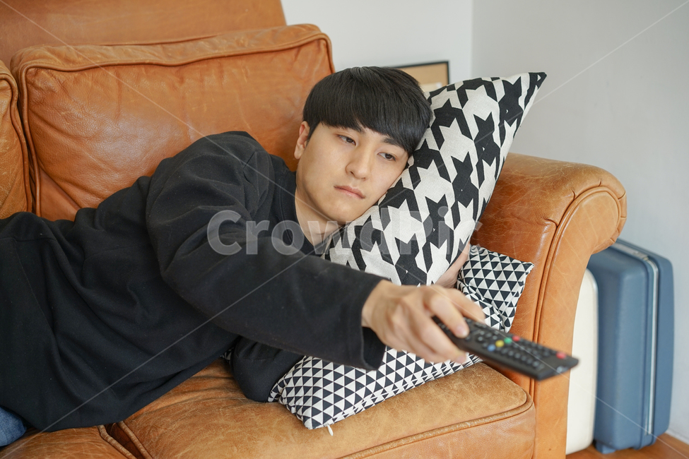쇼파,소파,휴식,남성,남자,거실,휴일,sofa,실내,쿠션,rest,가구,리모컨,티비,시청,텔레비전,집콕,방구석,일상,집돌이,따분한,지루한,심심한